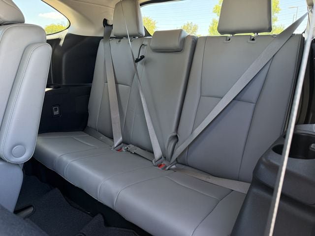 Used 2024 Toyota Highlander Platinum FWD image 29