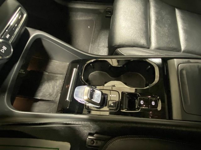 Used 2025 Volvo XC40 B5 Plus image 26