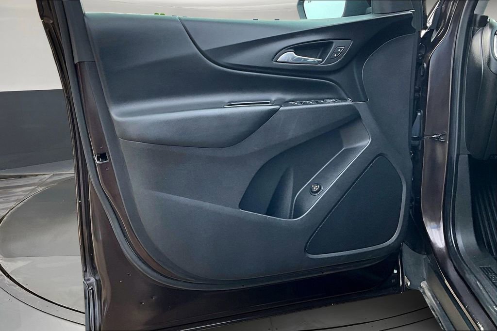 Used 2020 Chevrolet Equinox LT w/ Driver Convenience Package image 18