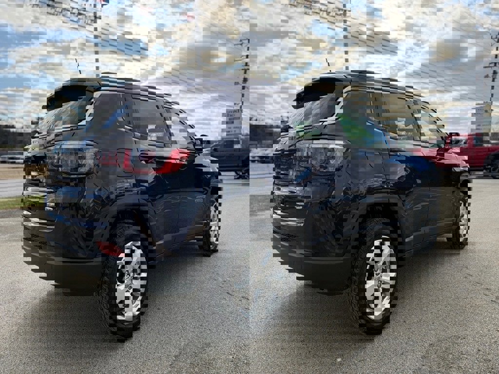 Used 2019 Jeep Compass Latitude w/ Cold Weather Group image 4