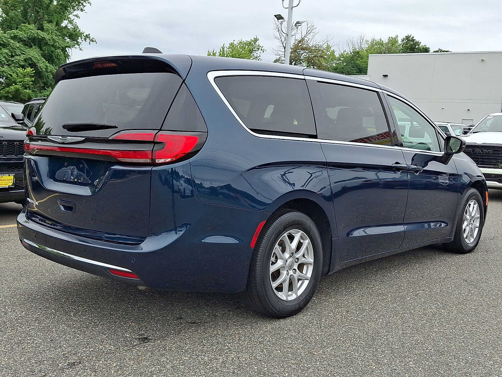 Certified 2023 Chrysler Pacifica Touring-L FWD image 6