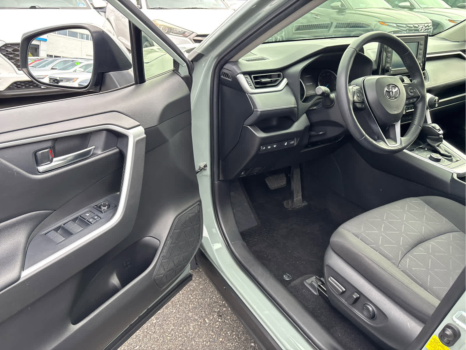 Used 2021 Toyota RAV4 XLE w/ Convenience Package image 7