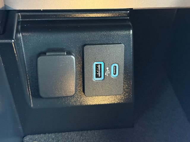 Used 2022 Ford Explorer XLT w/ Equipment Group 202A image 13