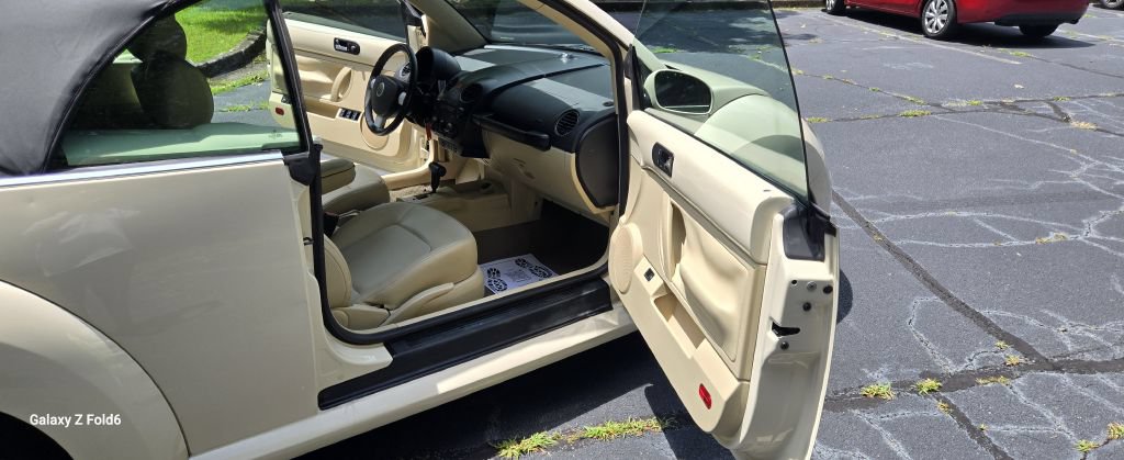 Used 2010 Volkswagen Beetle Convertible FWD image 8