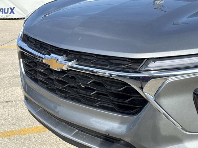 Used 2025 Chevrolet Trax LT w/ LT Convenience Package FWD image 3