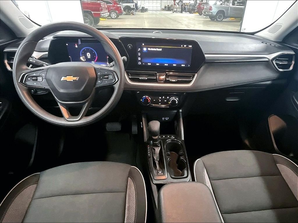 Used 2025 Chevrolet TrailBlazer LT AWD/4WD image 21