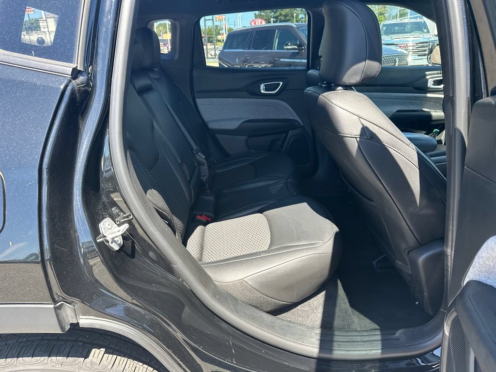 Used 2025 Jeep Compass Latitude AWD/4WD image 15