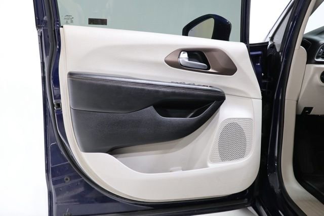 Used 2017 Chrysler Pacifica Touring-L FWD image 16