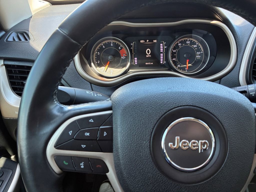 Used 2018 Jeep Cherokee Latitude w/ Altitude Package FWD image 11
