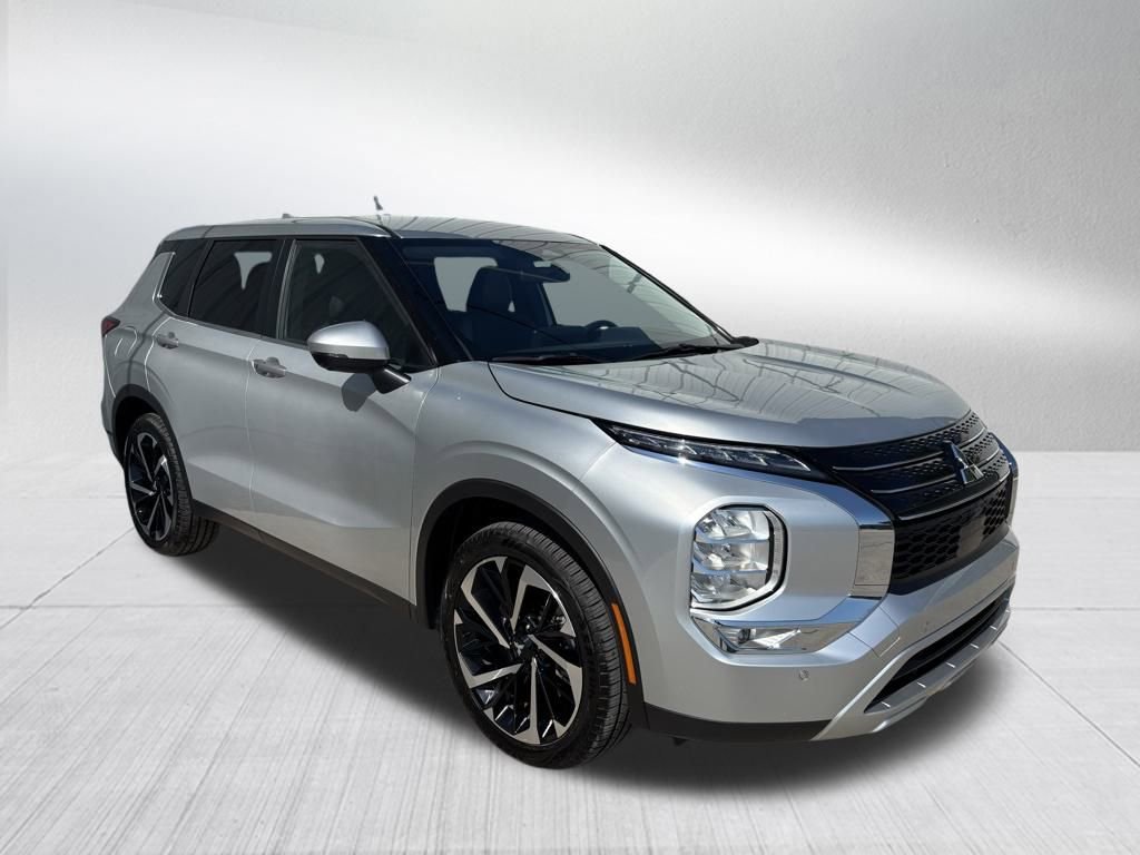 Used 2024 Mitsubishi Outlander SE image 3