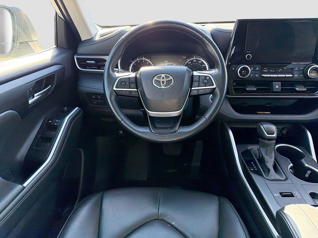 Used 2024 Toyota Highlander XLE image 18