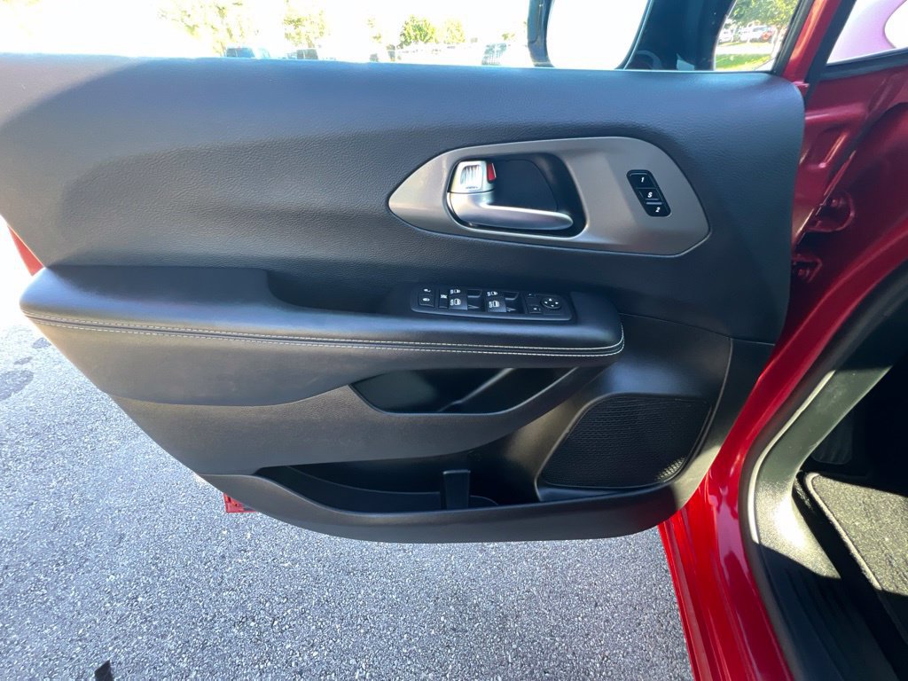 Certified 2025 Chrysler Pacifica Select FWD image 30