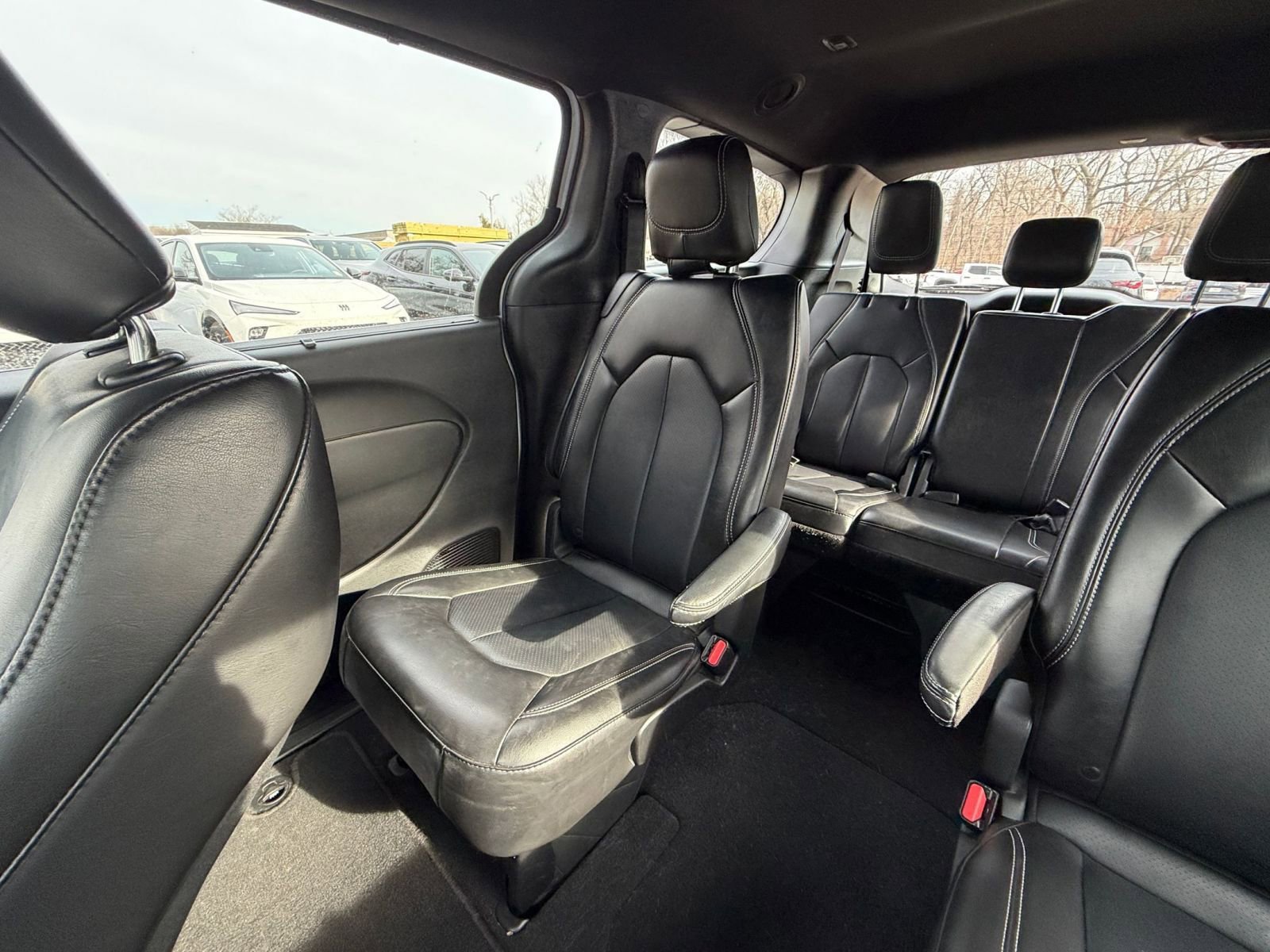 Used 2025 Chrysler Pacifica Select image 42