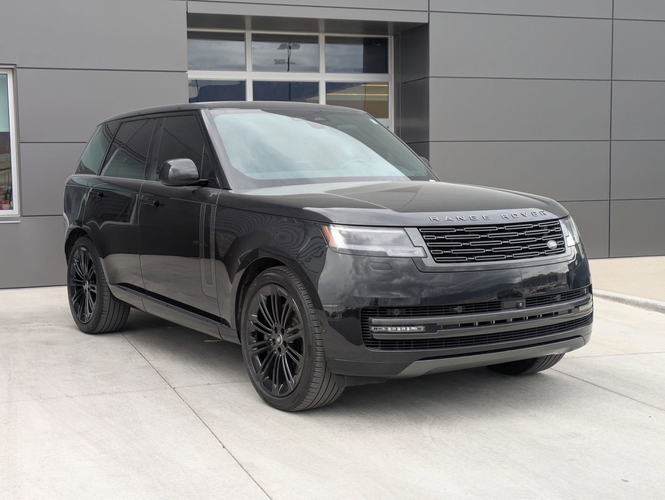 Used 2024 Land Rover Range Rover SE image 3