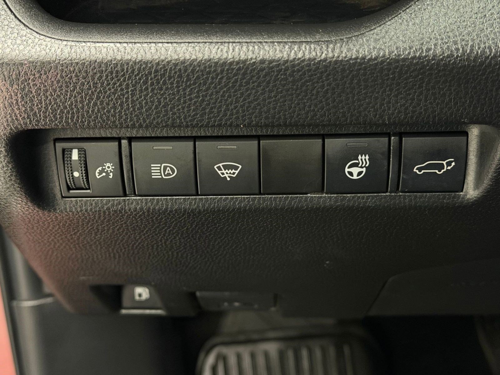 Used 2022 Toyota RAV4 XLE Premium AWD/4WD image 31