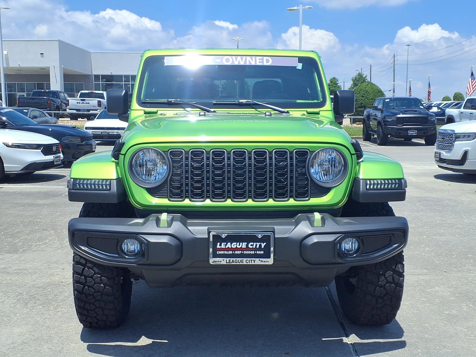 Used 2025 Jeep Gladiator Sport AWD/4WD image 5