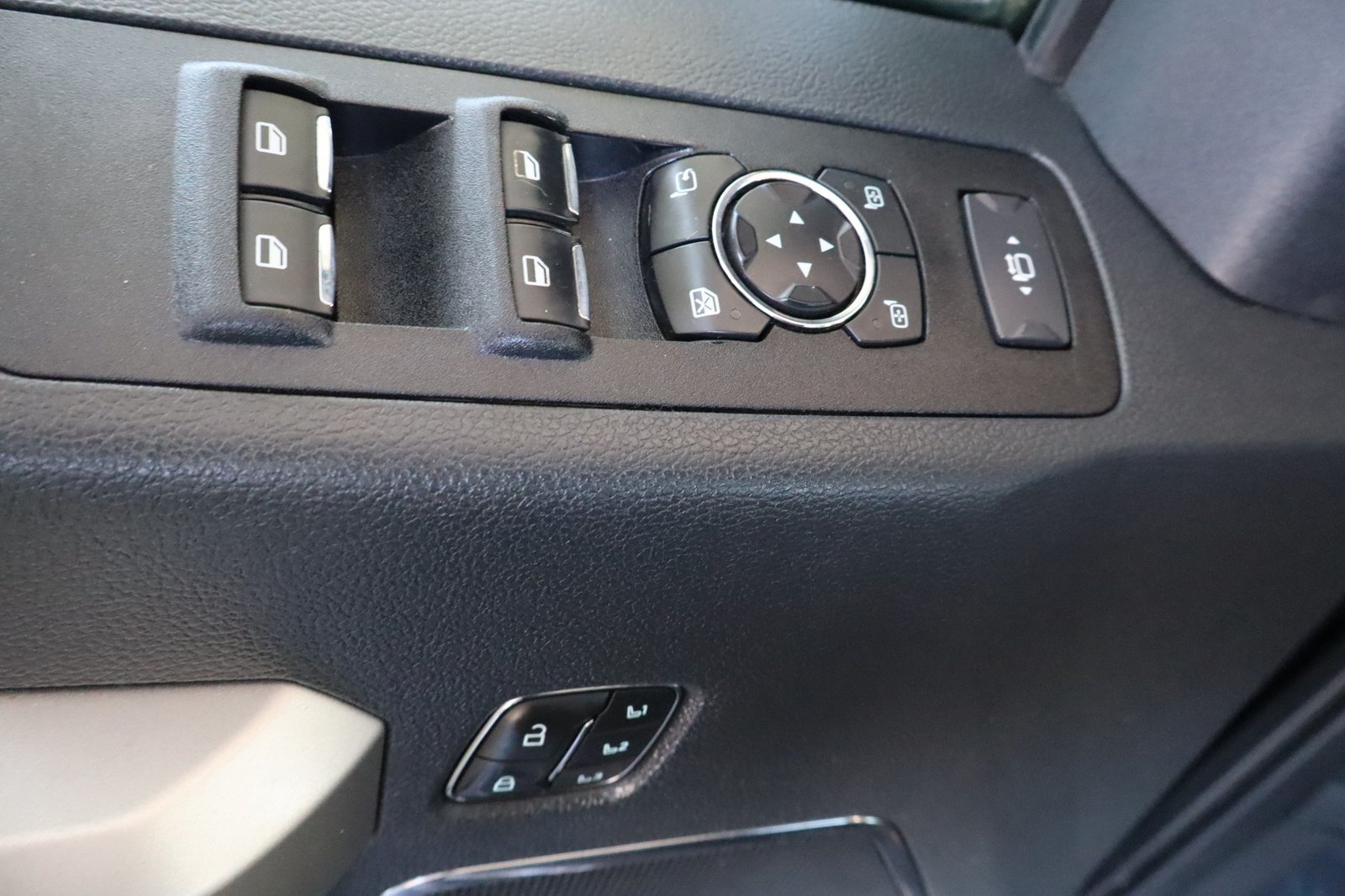 Used 2022 Ford F350 Lariat w/ Black Appearance Package AWD/4WD image 20