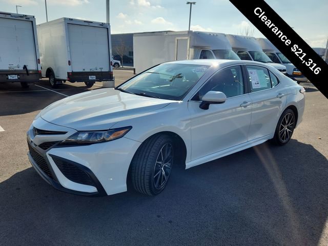 Used 2023 Toyota Camry SE image 3