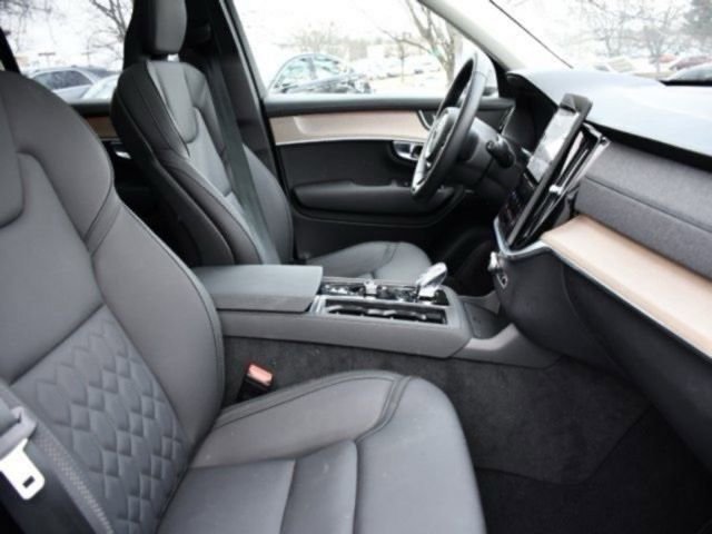 Used 2025 Volvo XC90 B6 Plus image 23