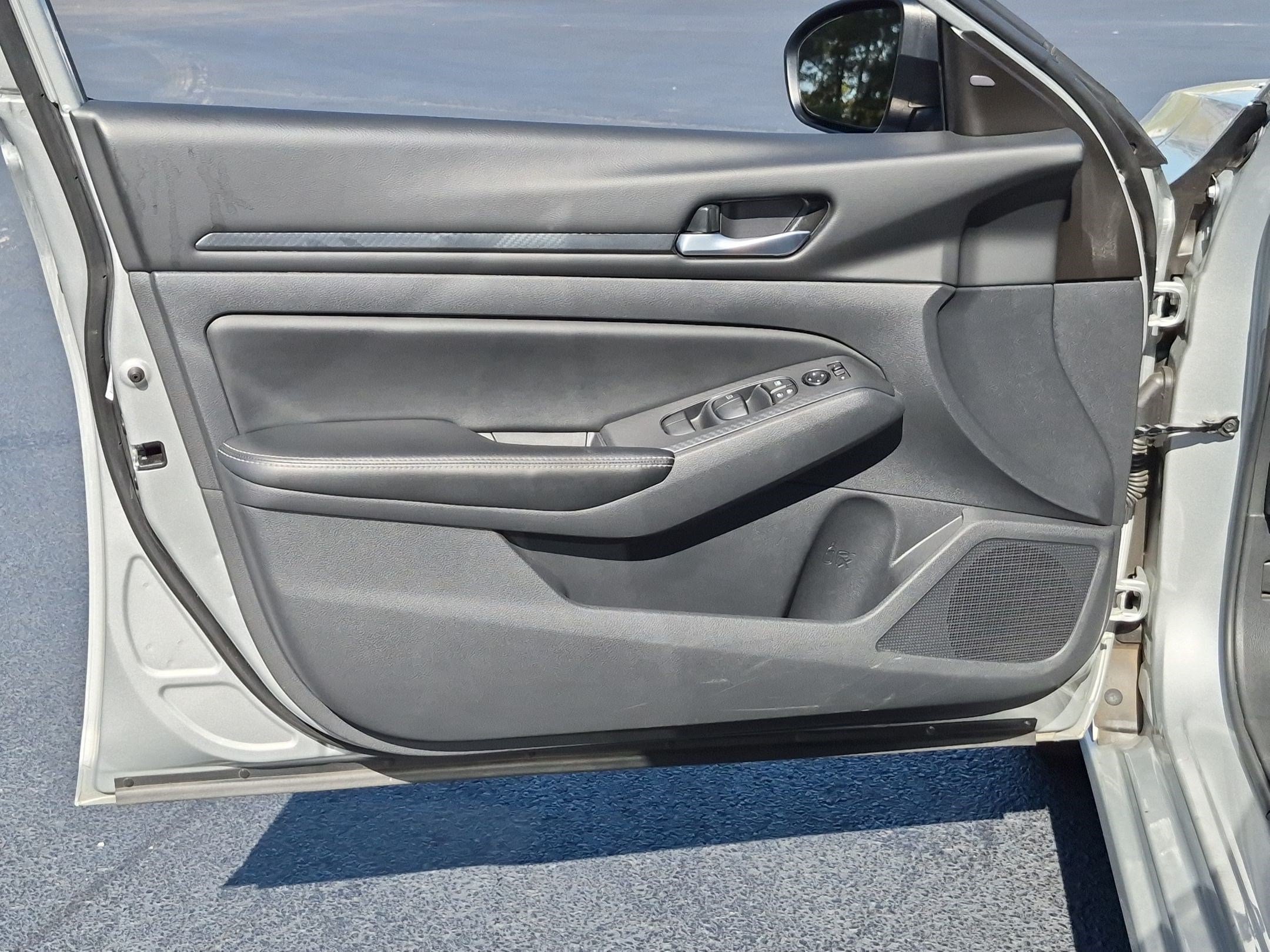 Used 2025 Nissan Altima 2.5 SV FWD image 12