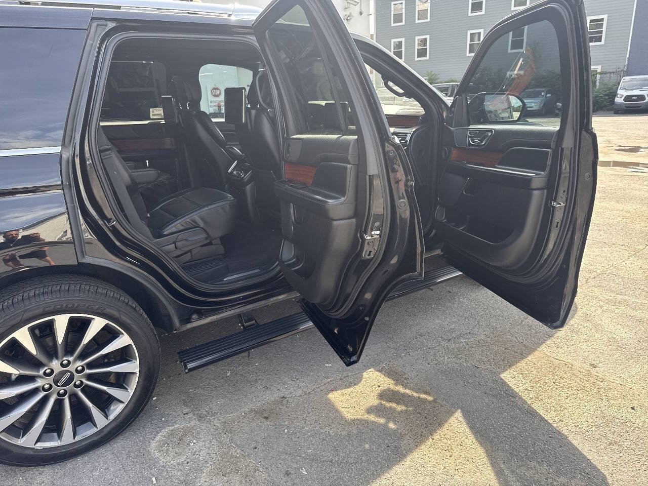 Used 2018 Lincoln Navigator Select w/ Technology Package AWD/4WD image 9