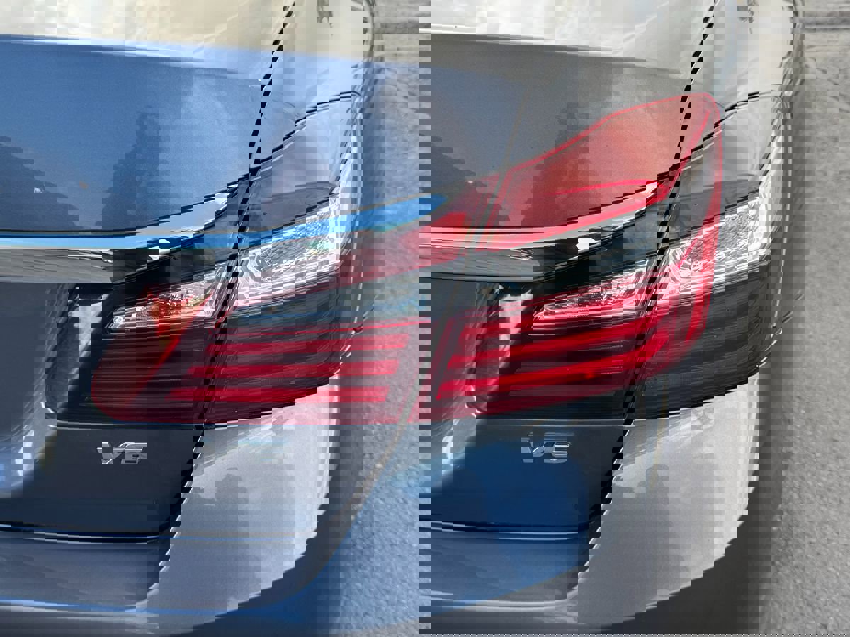 Used 2017 Honda Accord EX-L image 10