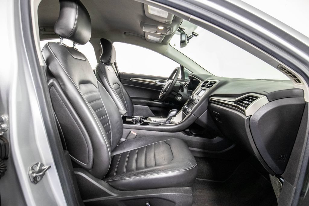 Used 2015 Ford Fusion SE w/ Equipment Group 202A FWD image 9