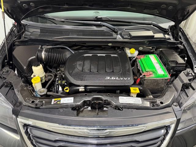 Used 2015 Chrysler Town & Country S w/ Driver Convenience Group FWD image 26