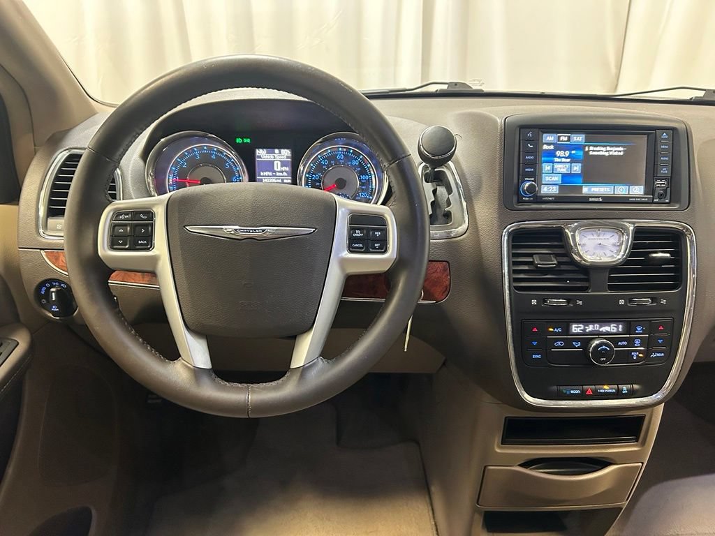 Used 2016 Chrysler Town & Country Touring FWD image 3