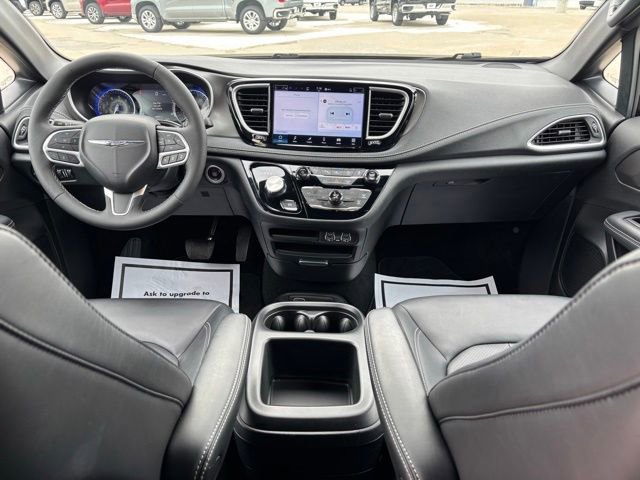 Used 2025 Chrysler Pacifica Select image 20
