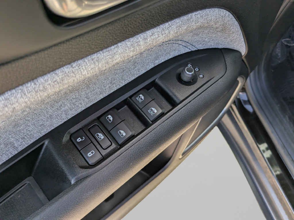 Used 2022 Jeep Compass Latitude FWD image 17