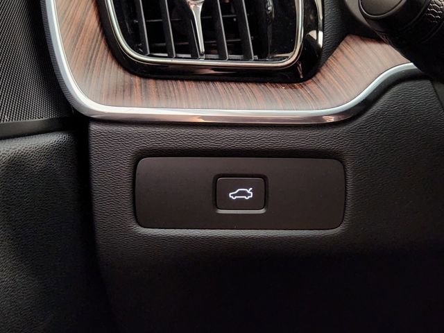 Used 2023 Volvo XC60 B5 Plus image 12