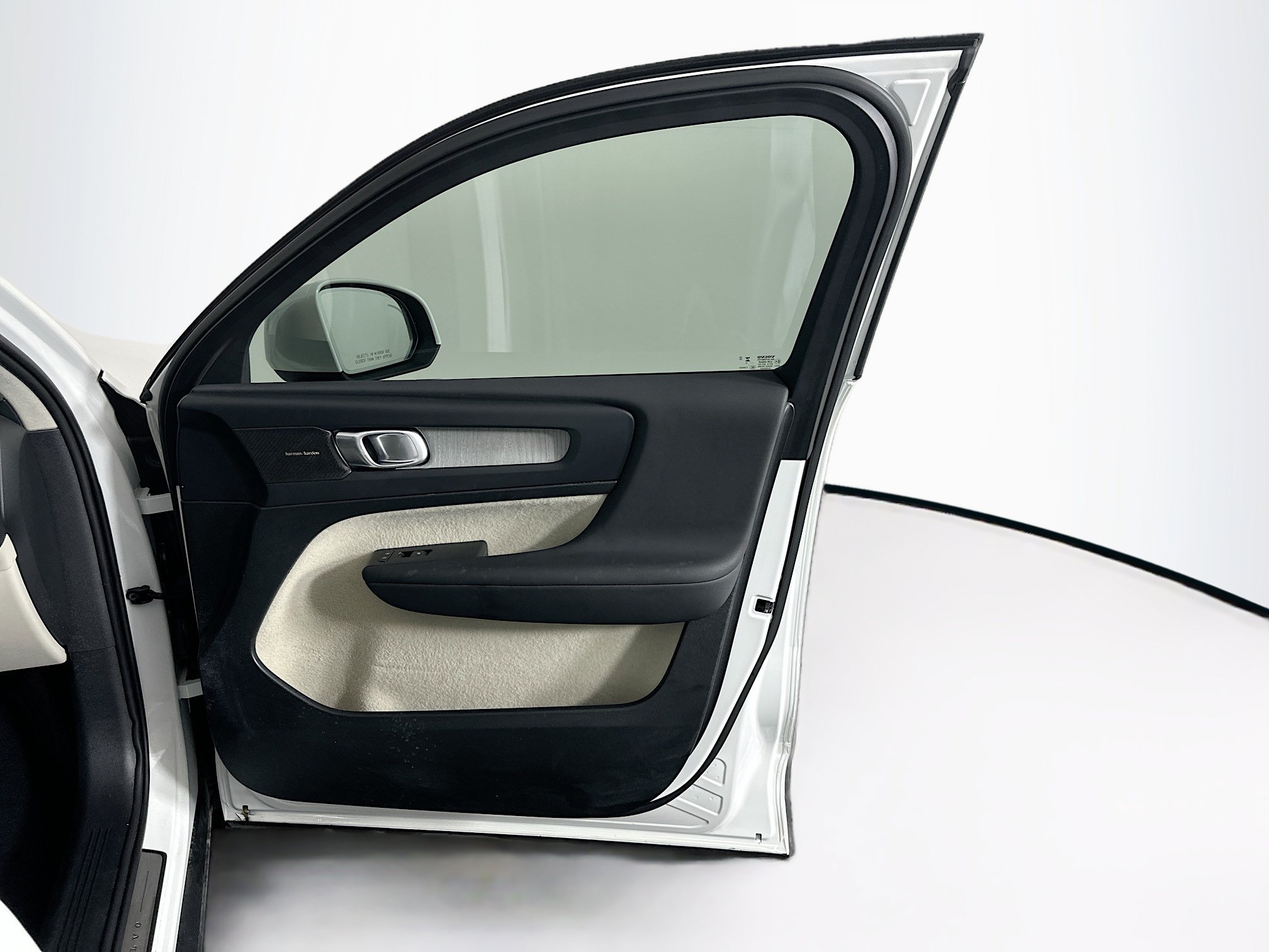 Used 2024 Volvo XC40 B5 Plus w/ Climate Package AWD/4WD image 34