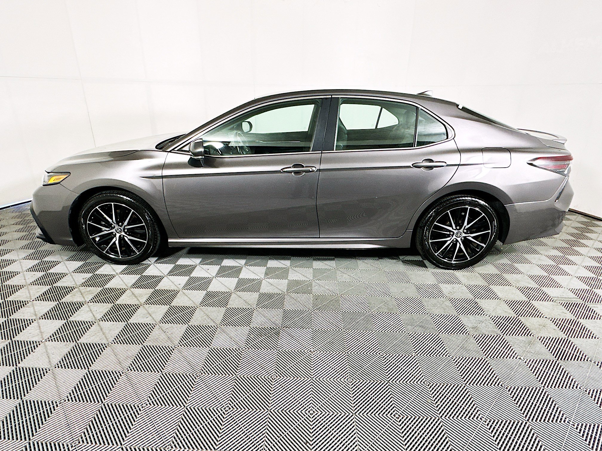 Used 2024 Toyota Camry SE image 6