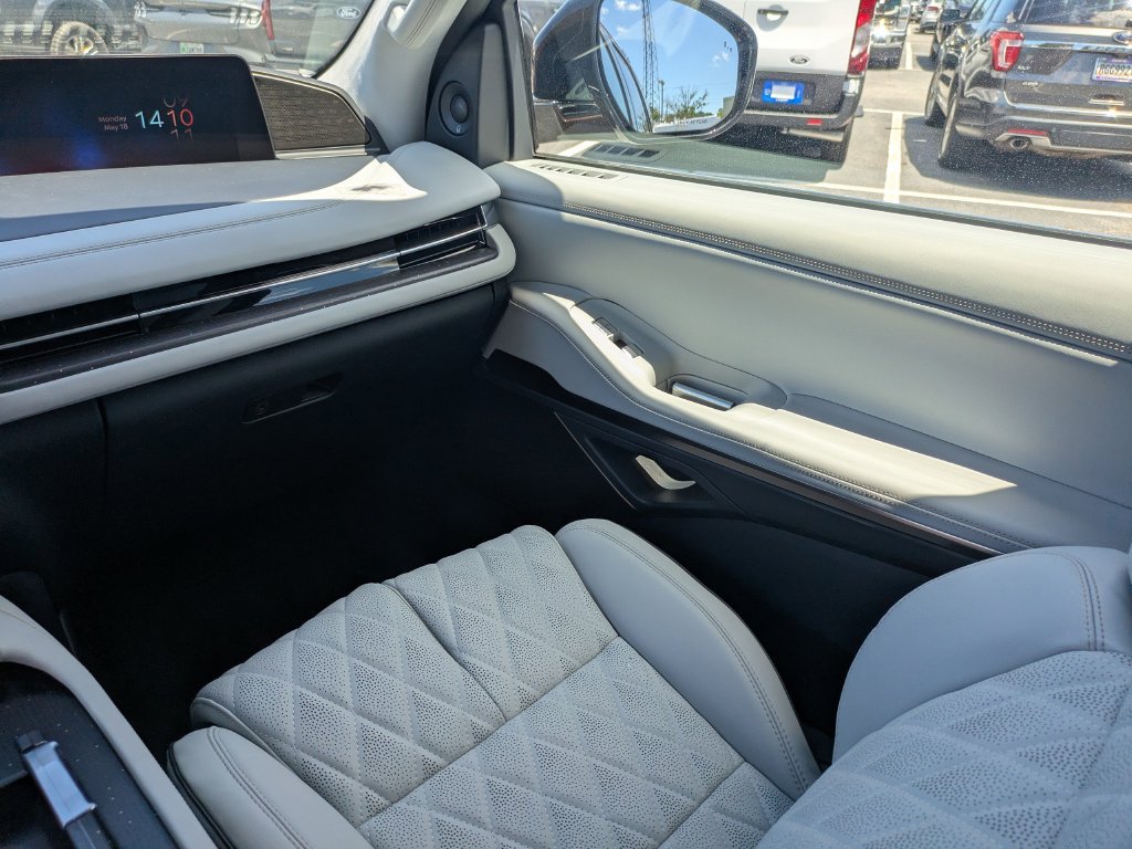 New 2026 Lincoln Navigator Black Label AWD/4WD image 25
