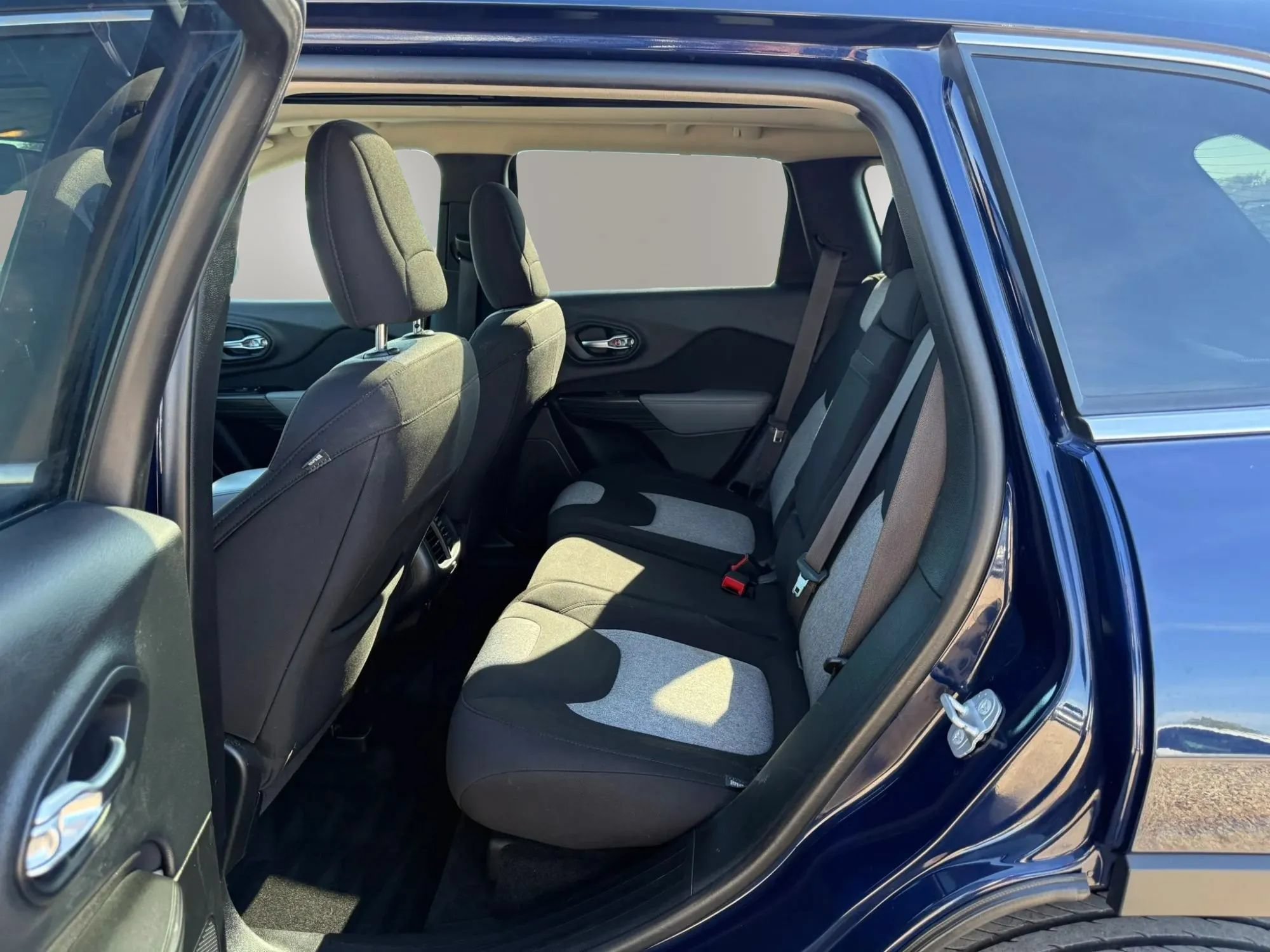 Used 2014 Jeep Cherokee Latitude w/ Comfort/Convenience Group AWD/4WD image 15