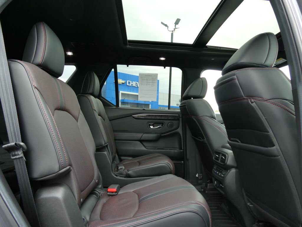 Used 2025 Honda Pilot Black Edition image 15
