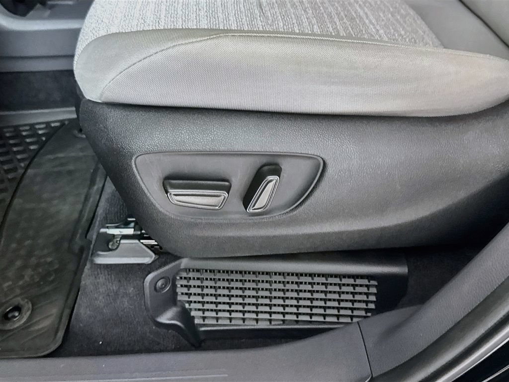 Used 2024 Toyota Sienna LE FWD image 21