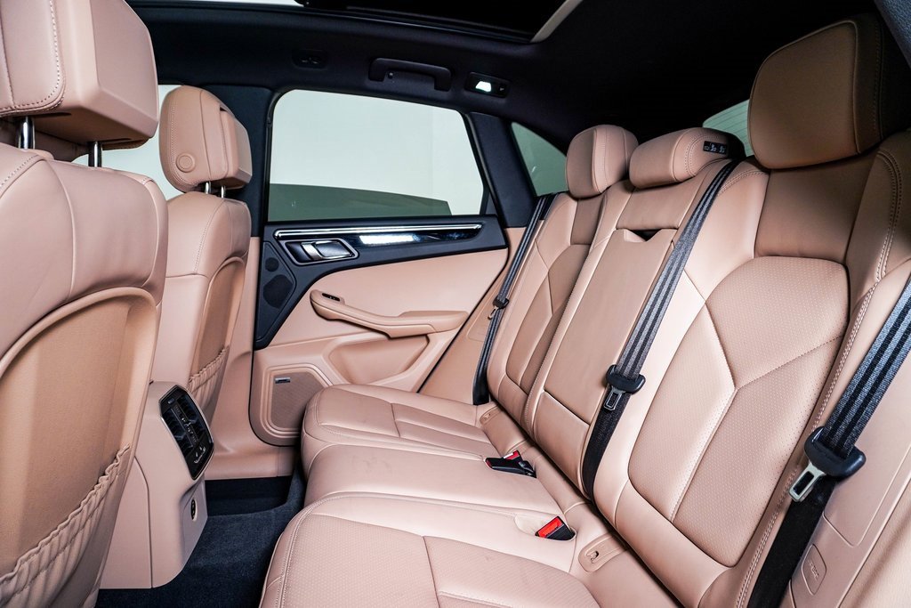 Certified 2025 Porsche Macan image 17