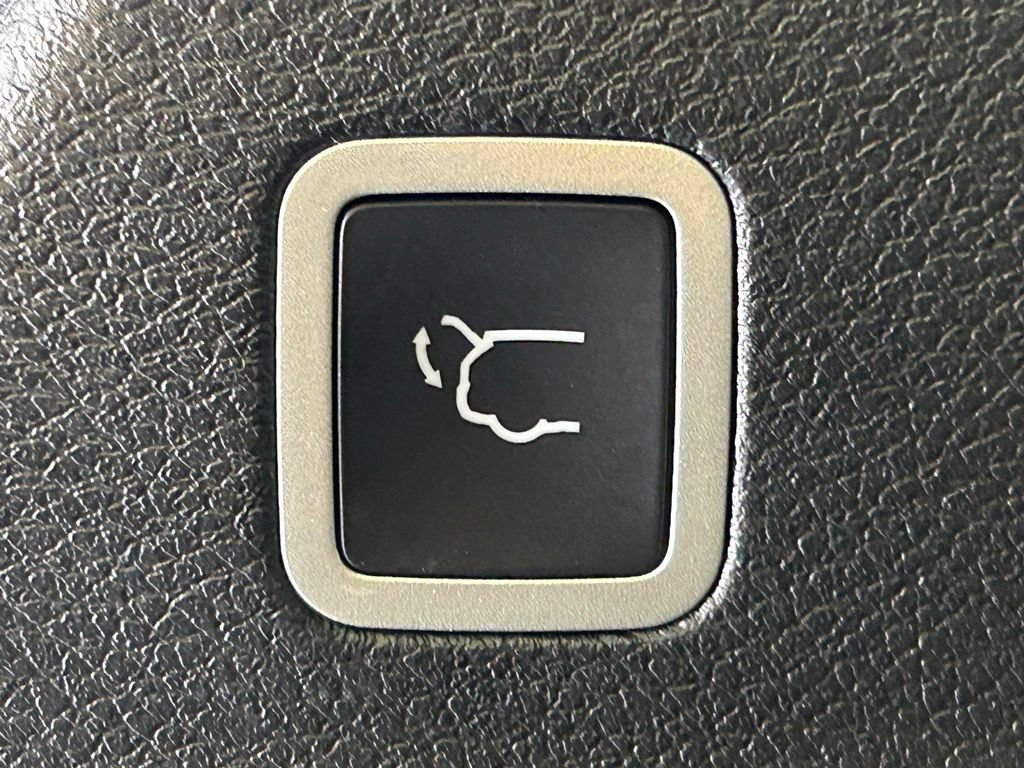 Used 2023 Chrysler Pacifica Limited w/ Uconnect Theater Family Group FWD image 16