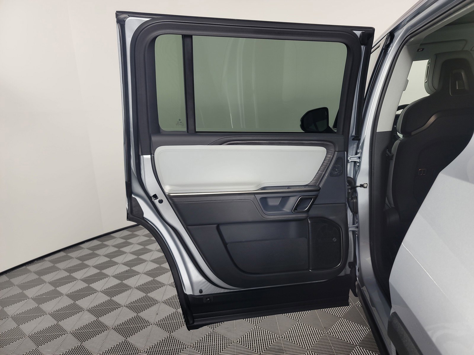 Used 2024 Rivian R1S Adventure image 17