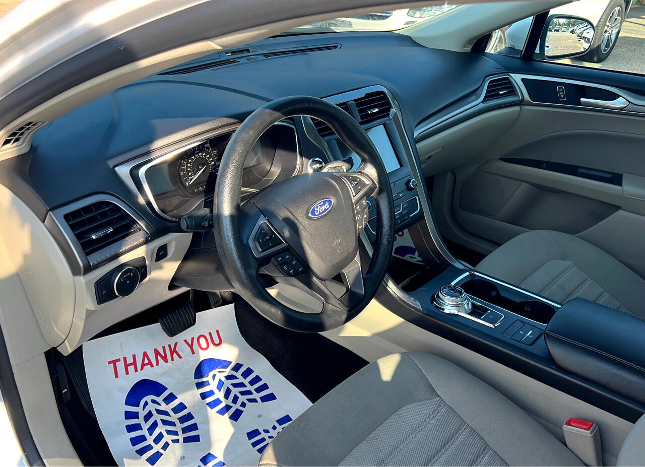 Used 2020 Ford Fusion SE image 12