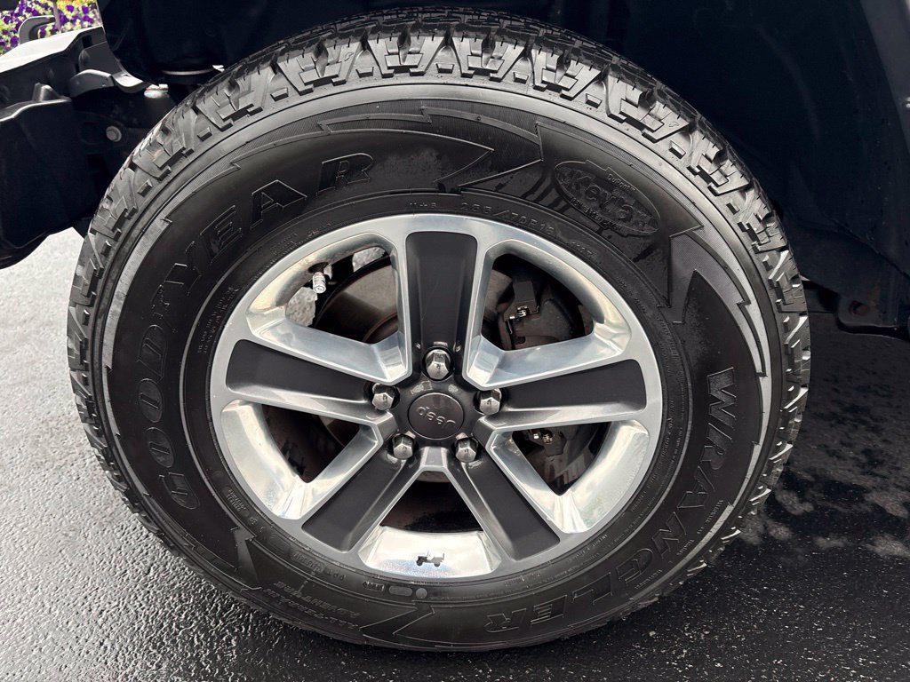 Used 2018 Jeep Wrangler Unlimited Sahara AWD/4WD image 9