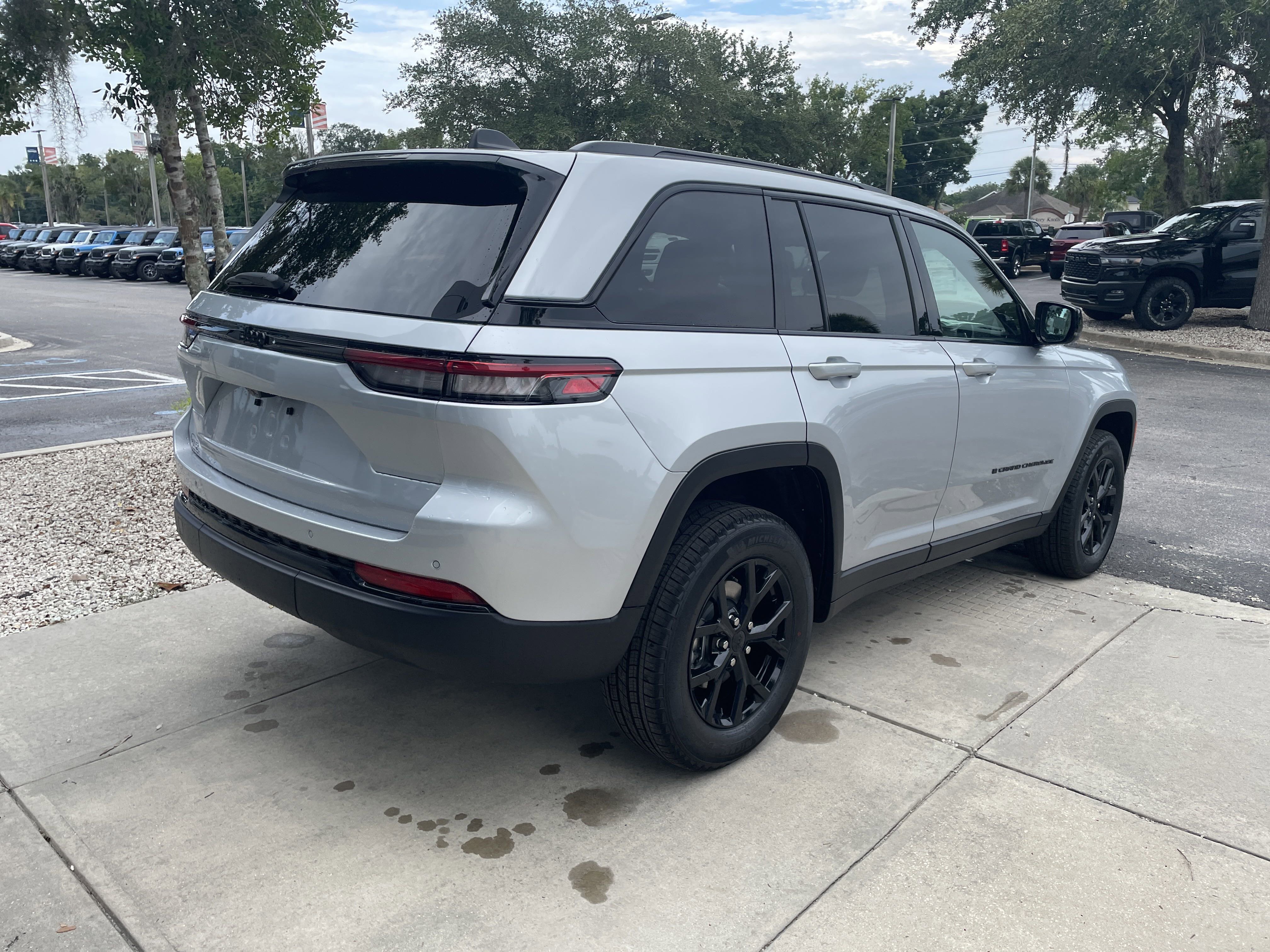 New 2025 Jeep Grand Cherokee Altitude image 7