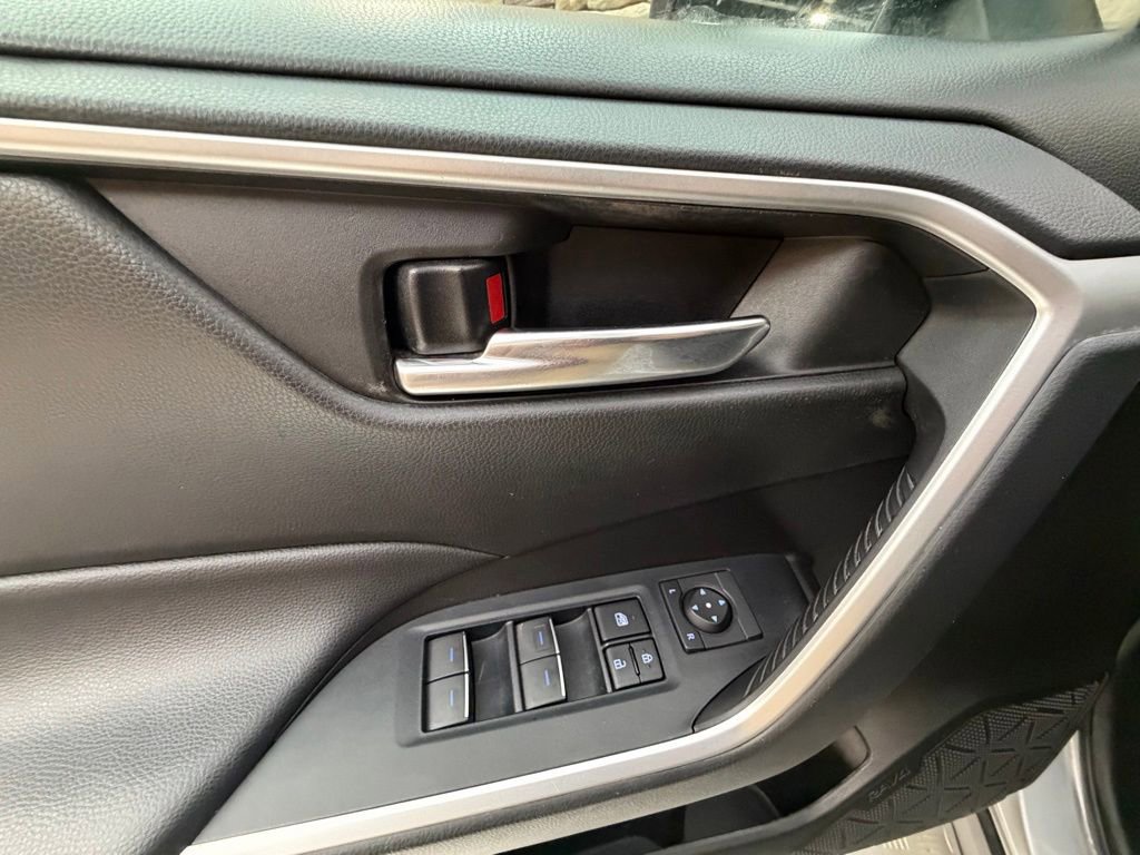 Used 2022 Toyota RAV4 XLE image 25