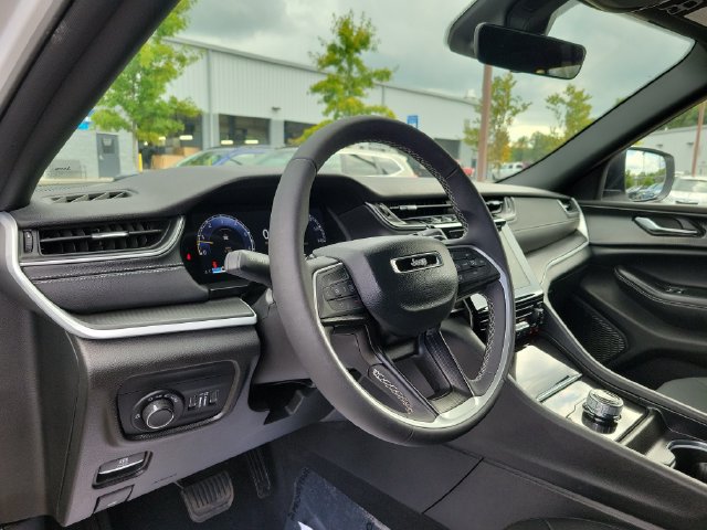 Certified 2025 Jeep Grand Cherokee Laredo AWD/4WD image 21