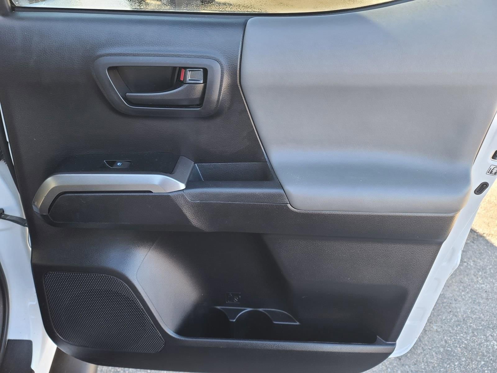 Used 2020 Toyota Tacoma SR5 AWD/4WD image 18