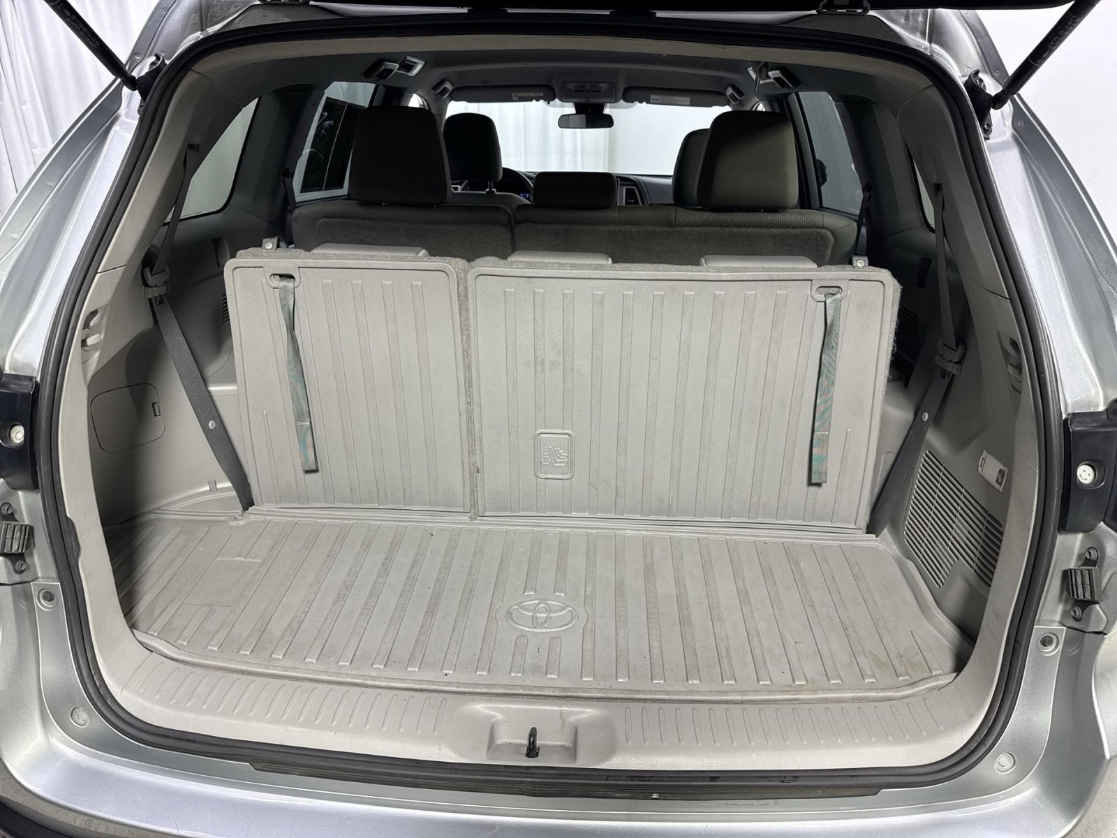 Used 2019 Toyota Highlander LE image 30