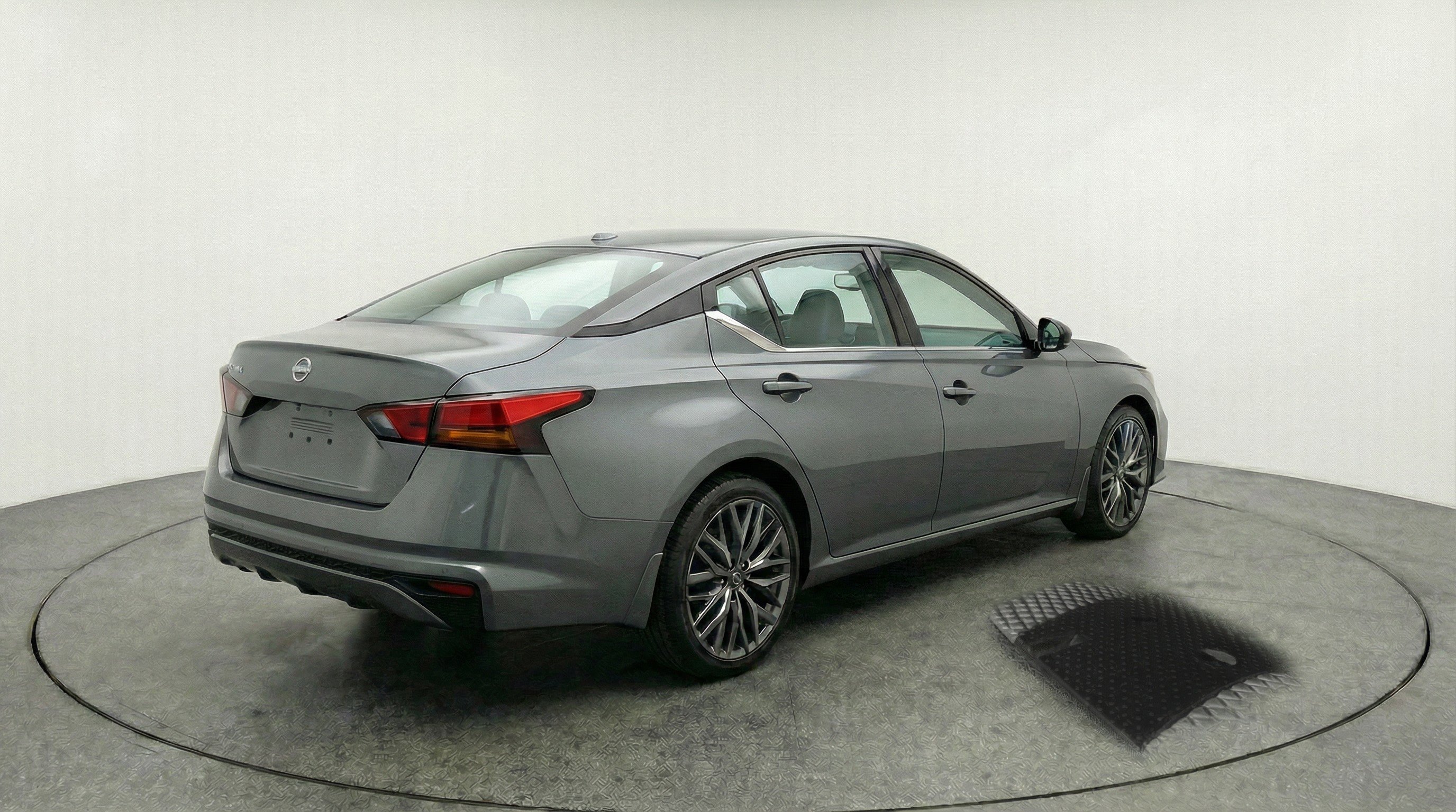 Used 2025 Nissan Altima 2.5 SV FWD image 9