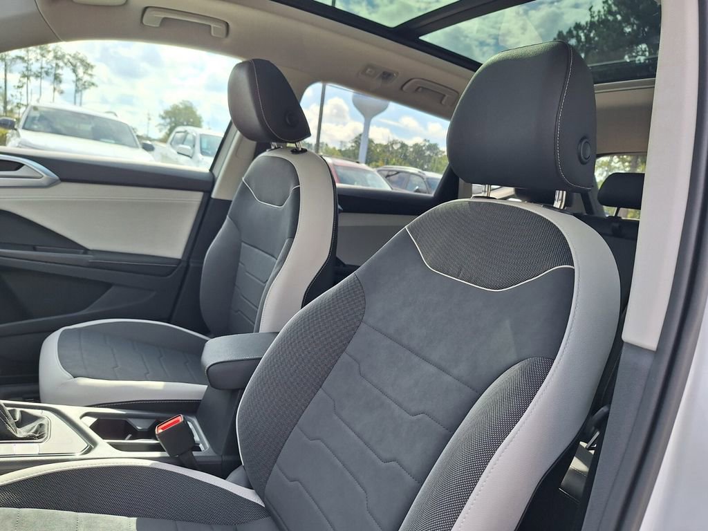 New 2025 Volkswagen Taos SE image 11